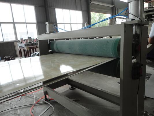 comprar Linha de extrusão de revestimento UV de 150KW com extrusora de parafusos duplos para produção de placas UV online manufacture